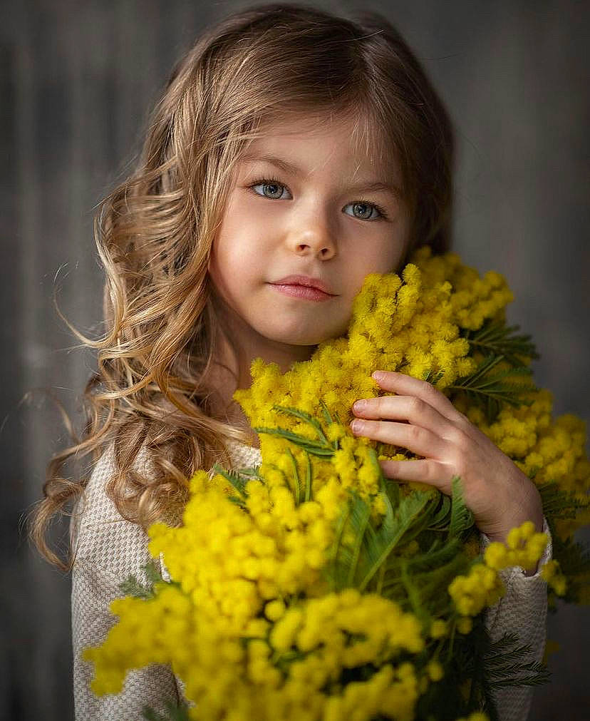 Léa a rejoint le concours — aidez-le/la à gagner de superbes lots ! beauty, blond, close_up, eye, flash_photography, flower, flower_arranging, flowering_plant, grass, hair, happy, iris, long_hair, people_in_nature, person, petal, photograph, plant, skin, toddler