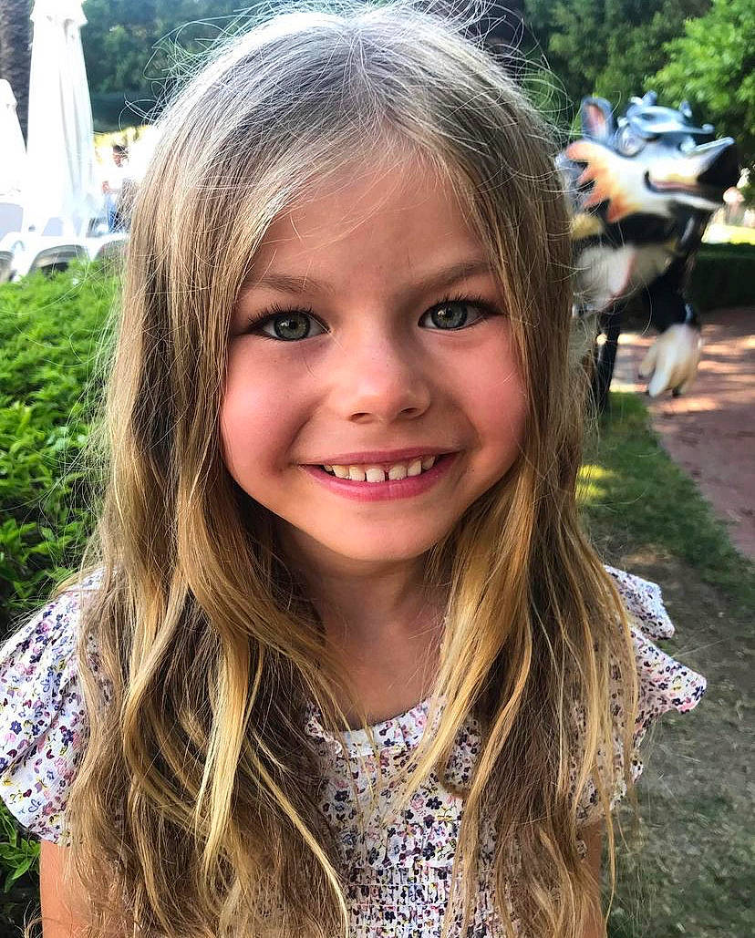 Léa participe au concours pour gagner de l'argent avec cette photo : botany, chin, cool, eyebrow, facial_expression, fawn, grass, hairstyle, happy, head, iris, jaw, joy, leisure, lip, organ, people_in_nature, person, plant, skin