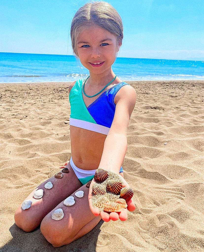 Léa a rejoint le concours — aidez-le/la à gagner de superbes lots ! arm, azure, beach, blue, brassiere, cool, fun, hair, happy, joy, knee, people_in_nature, people_on_beach, person, sky, smile, summer, swimwear, thigh, travel