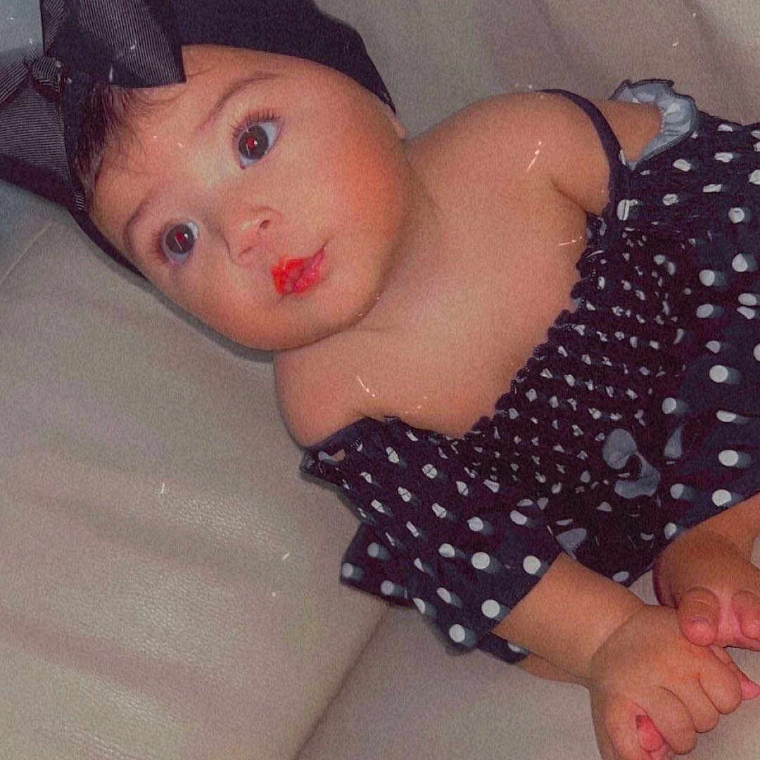 Marie a rejoint le concours — aidez-le/la à gagner de superbes lots ! adorable, baby, bow, child, couch, curious, cute, dress, fashion, foot, hand, headband, indoor, infant, polka_dot, portrait, sitting, skin, wide_eyes, young