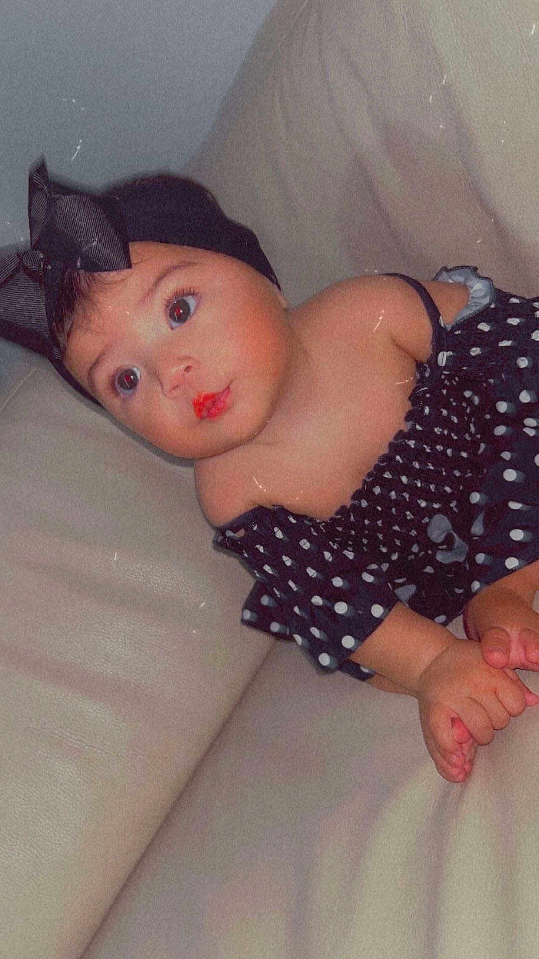 Marie a rejoint le concours — aidez-le/la à gagner de superbes lots ! baby, child, polka_dot, headband, bow, dress, sitting, couch, curious, wide_eyes, indoor, skin, hand, foot, infant, portrait, cute, adorable, fashion, young