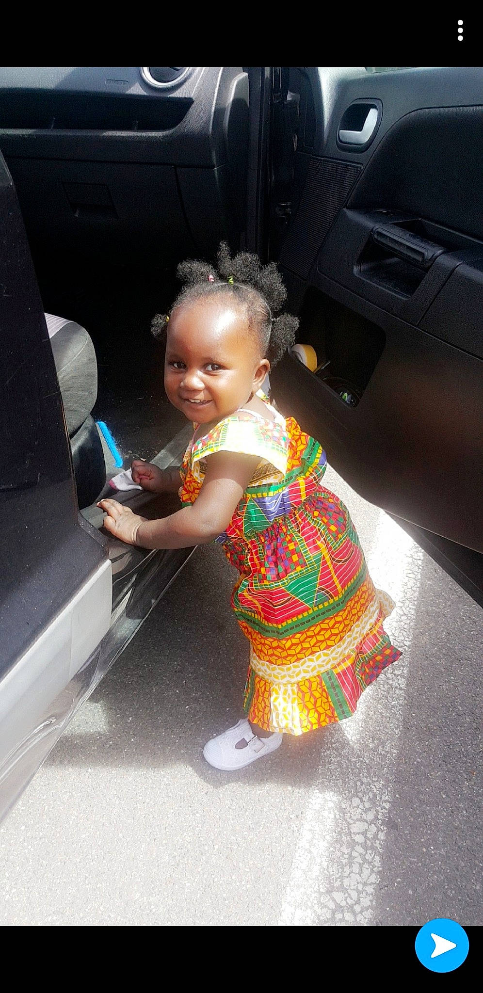 Assa participe au concours pour gagner de l'argent avec cette photo : car, car_seat, child, cool, fun, girl, person, product, toddler