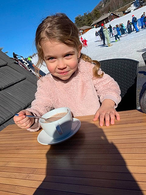 Rose a rejoint le concours — aidez-le/la à gagner de superbes lots ! child, coffee_cup, cup, deck, drink, eating, fun, joy, person, play, smile, toddler, vacation