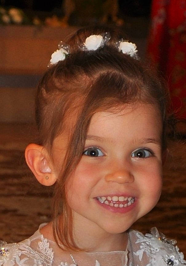Rose participe au concours pour gagner de l'argent avec cette photo : cheek, child, child_model, chin, ear, eyebrow, face, facial_expression, forehead, hair, hair_accessory, hairstyle, head, headgear, headpiece, joy, lip, nose, person, skin