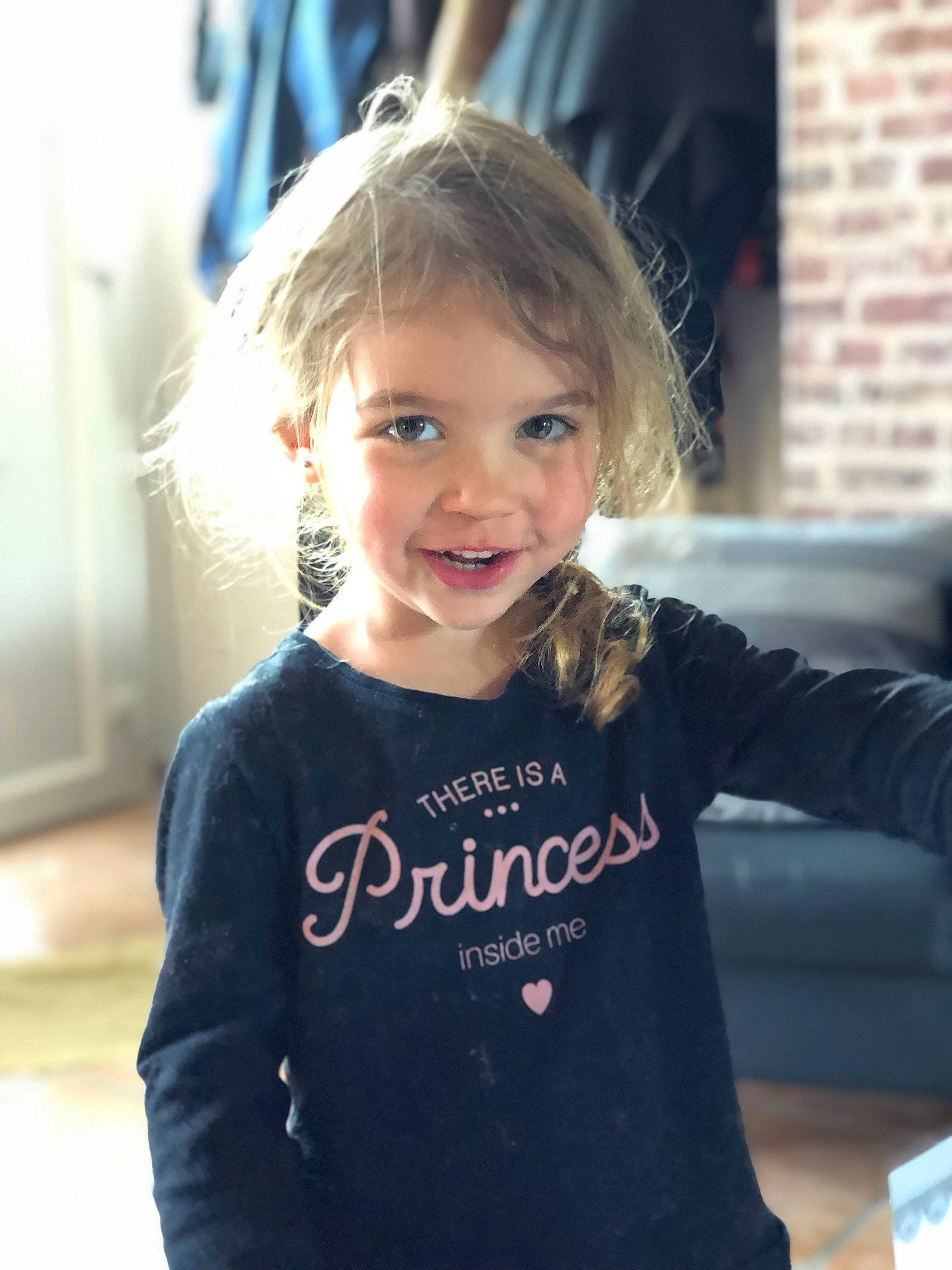 Rose participe au concours pour gagner de l'argent avec cette photo : blond, brown_hair, child, child_model, ear, face, fun, hair, hairstyle, happy, head, outerwear, person, sleeve, smile, t_shirt, toddler, top