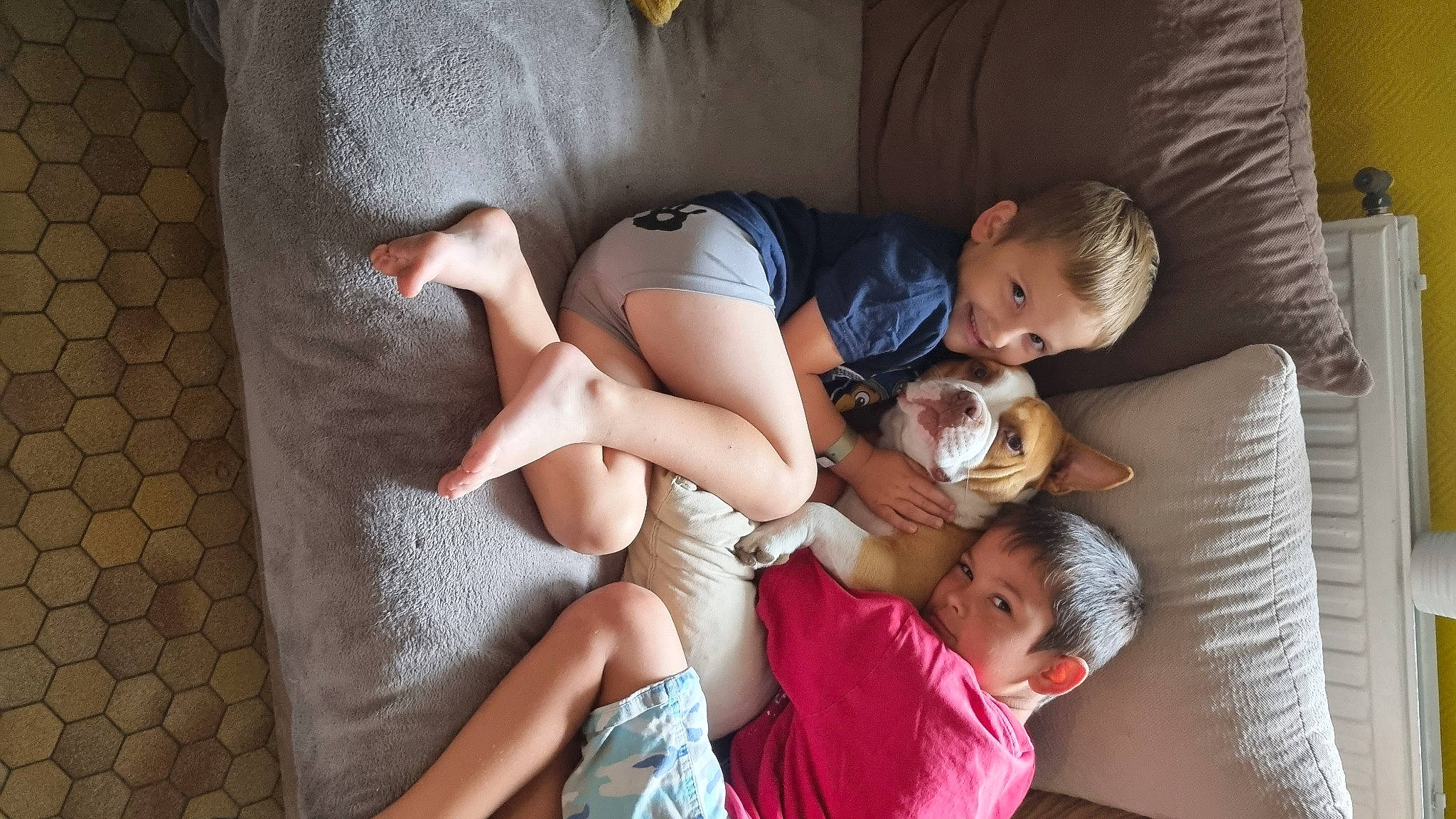 Nohan a rejoint le concours — aidez-le/la à gagner de superbes lots ! abdomen, baby, child, comfort, couch, elbow, hand, happy, human_leg, joy, knee, lap, leg, leisure, person, shorts, shoulder, sitting, skin, thigh