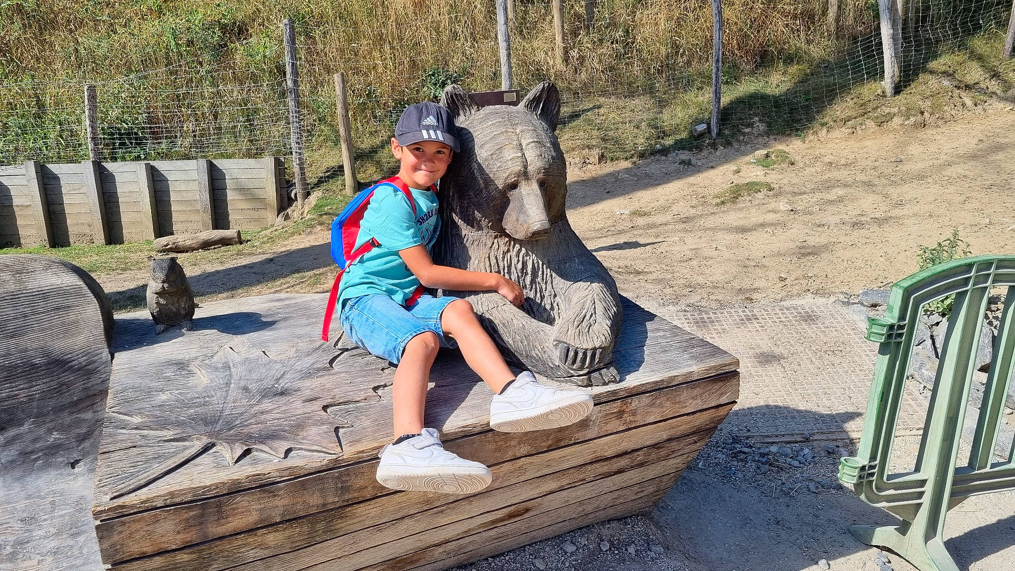 Timaël participe au concours pour gagner de l'argent avec cette photo : adventure, deck, fun, grass, headwear, joy, landscape, leisure, luggage_and_bags, person, plant, recreation, rock, shorts, sitting, soil, tourism, travel, tree, vacation