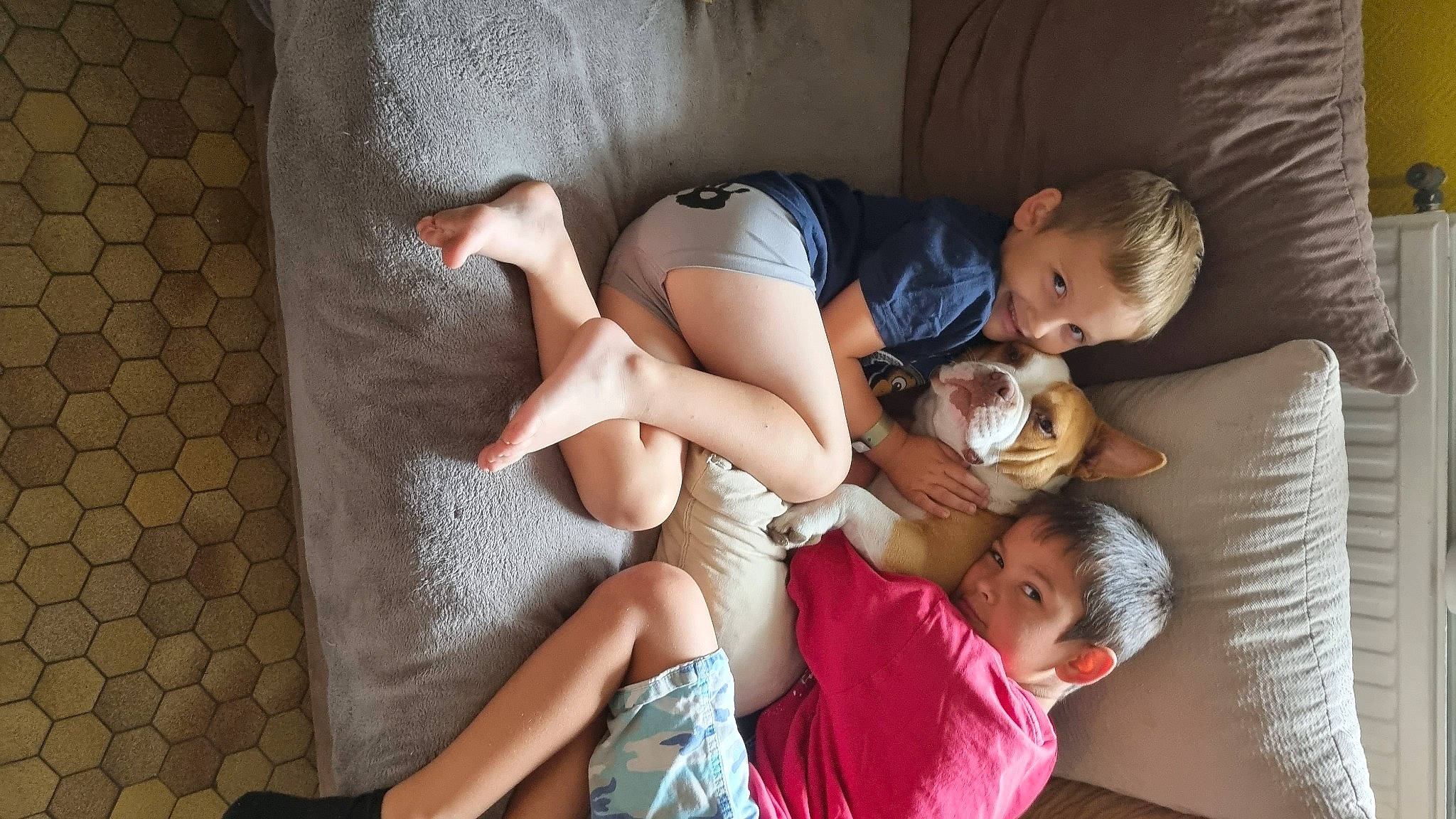 Timaël participe au concours pour gagner de l'argent avec cette photo : abdomen, arm, baby, comfort, elbow, event, fun, hand, happy, human_leg, joint, joy, knee, lap, leg, leisure, person, shorts, sitting, thigh