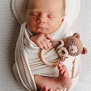 Timéo a rejoint le concours — aidez-le/la à gagner de superbes lots ! newborn, baby, sleeping, blanket, teddy_bear, rattle, heart_pillow, soft_texture, wrapped, peaceful, infant, cute, hand, foot, portrait, indoors, close_up, resting, child, cozy