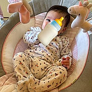 Hedda a rejoint le concours — aidez-le/la à gagner de superbes lots ! abdomen, baby, baby_products, baby_sleeping, child, comfort, finger, hairstyle, hand, human_leg, joint, leisure, pattern, room, sitting, skin, textile, thigh, toddler, trunk