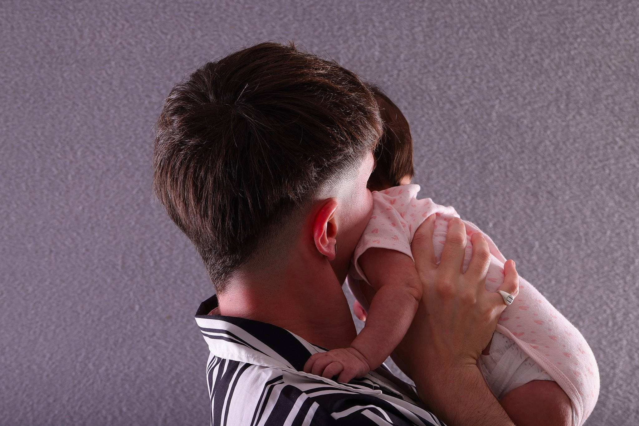 Hedda participe au concours pour gagner de l'argent avec cette photo : arm, child, comfort, ear, elbow, eyelash, flash_photography, fun, gesture, hand, happy, hug, human_body, human_leg, neck, person, portrait_photography, shoulder, sitting, t_shirt