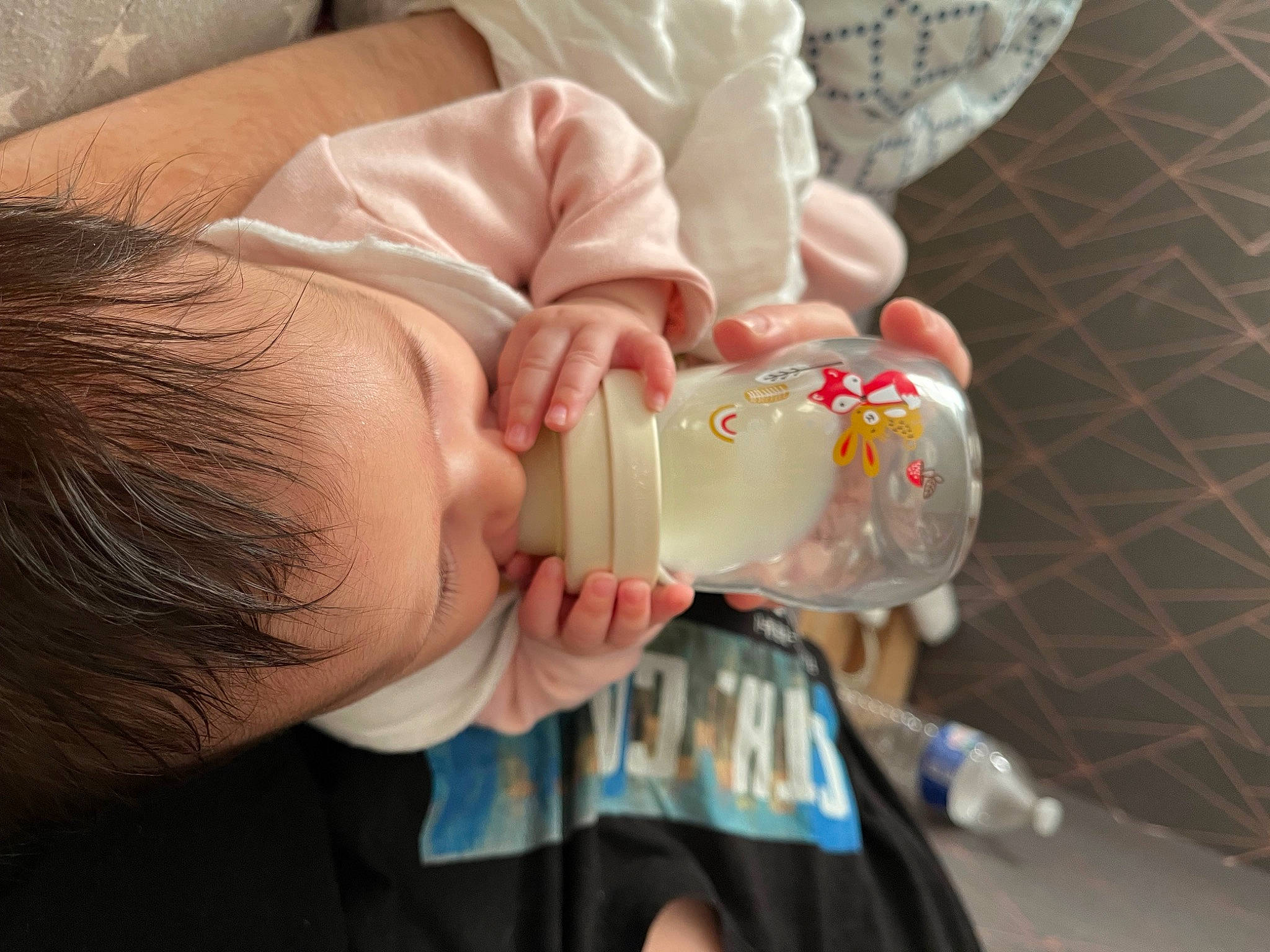 Hedda a rejoint le concours — aidez-le/la à gagner de superbes lots ! baby, baby_bottle, bottle, cheek, drink, drinking, drinkware, ear, eyelash, food, human_body, lip, mouth, nail, neck, nose, person, plastic_bottle, skin, toddler