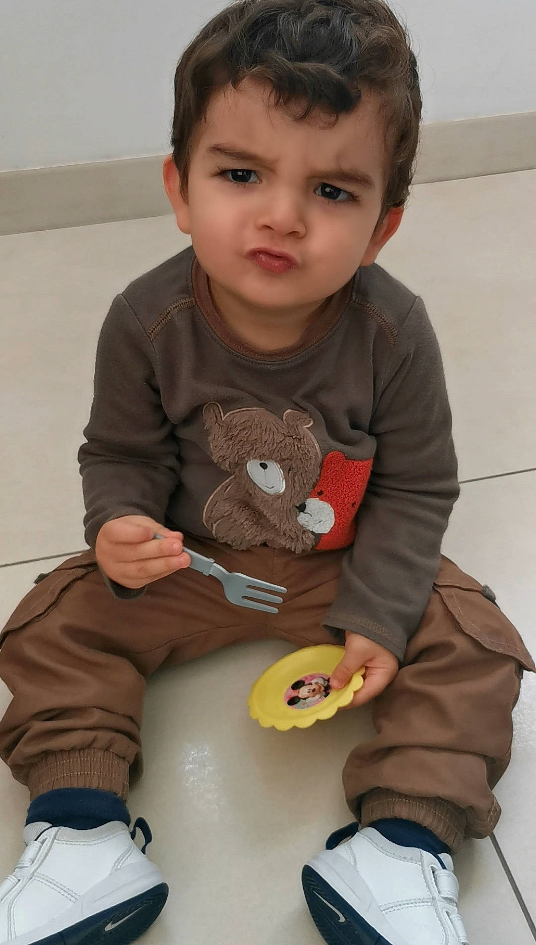 Neïl a rejoint le concours — aidez-le/la à gagner de superbes lots ! baby, baby_toddler_clothing, baby_toys, child, comfort_food, food, gadget, hairstyle, organ, pattern, person, plate, play, room, sitting, skin, sleeve, sock, stuffed_toy, t_shirt