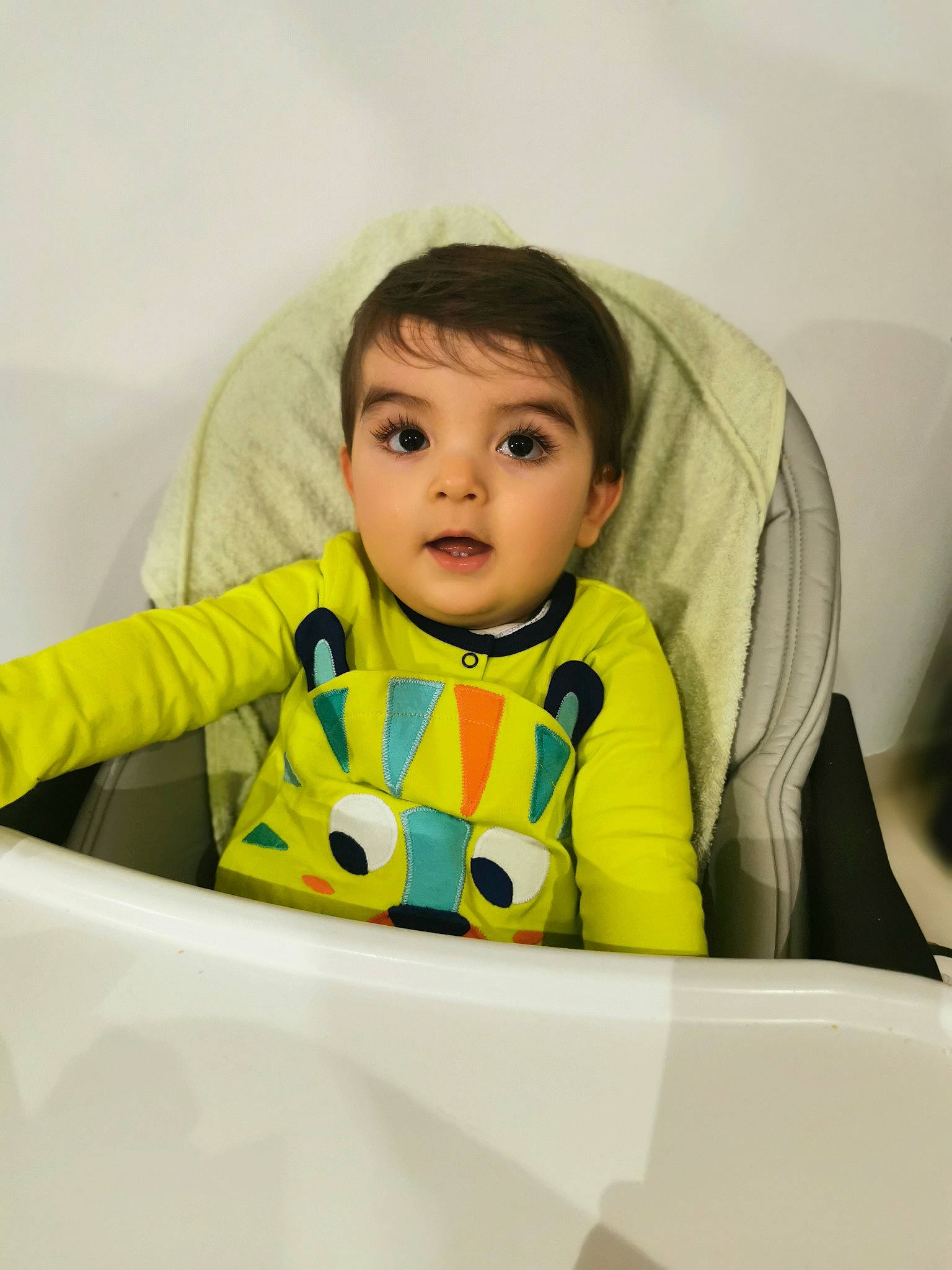 Neïl participe au concours pour gagner de l'argent avec cette photo : baby, baby_products, baby_safety, baby_toddler_clothing, chair, cheek, comfort, fun, happy, hoodie, jacket, linens, outerwear, person, personal_protective_equipment, product, room, sitting, sleeve, surprise