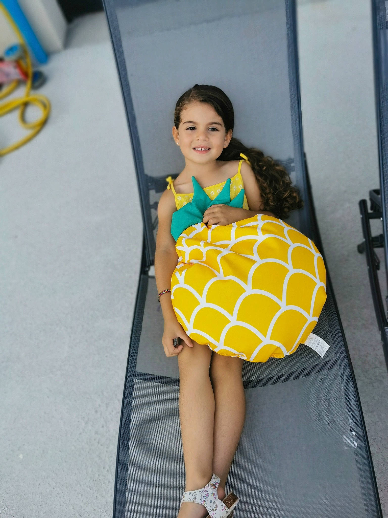 Maëlle participe au concours pour gagner de l'argent avec cette photo : arm, bag, black_hair, chair, dress, hairstyle, happy, human_leg, joint, joy, knee, leg, long_hair, pattern, person, sandal, shoulder, smile, standing, t_shirt