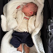 Lyana a rejoint le concours — aidez-le/la à gagner de superbes lots ! baby, infant, newborn, stroller, blanket, fur_blanket, onesie, baby_shoes, pants, profile_face, ear, hand, cozy, soft_texture, car_seat, fabric, portrait, lying_down, cute, indoor