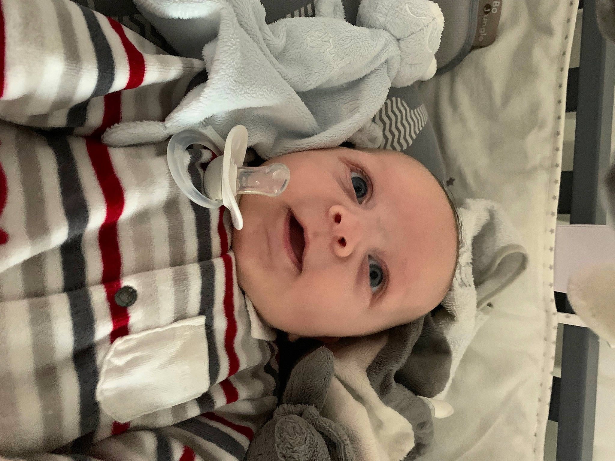 Mao participe au concours pour gagner de l'argent avec cette photo : baby, baby_products, baby_safety, baby_toddler_clothing, carmine, cheek, chin, comfort, eye, eyelash, face, happy, head, headwear, iris, linens, lip, pattern, person, sleeve