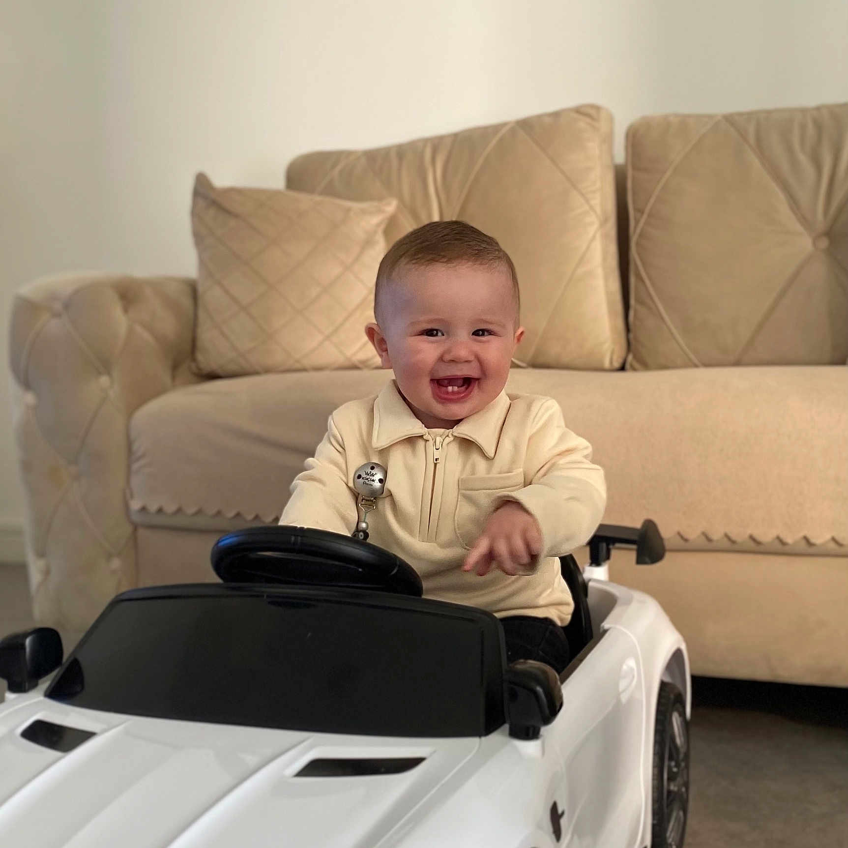 Rüzgar a rejoint le concours — aidez-le/la à gagner de superbes lots ! baby, car, child, clothing, couch, cute, fun, furniture, happy, indoor, living_room, person, play, seat, smiling, steering_wheel, toddler, toy_car, vehicle, young_child