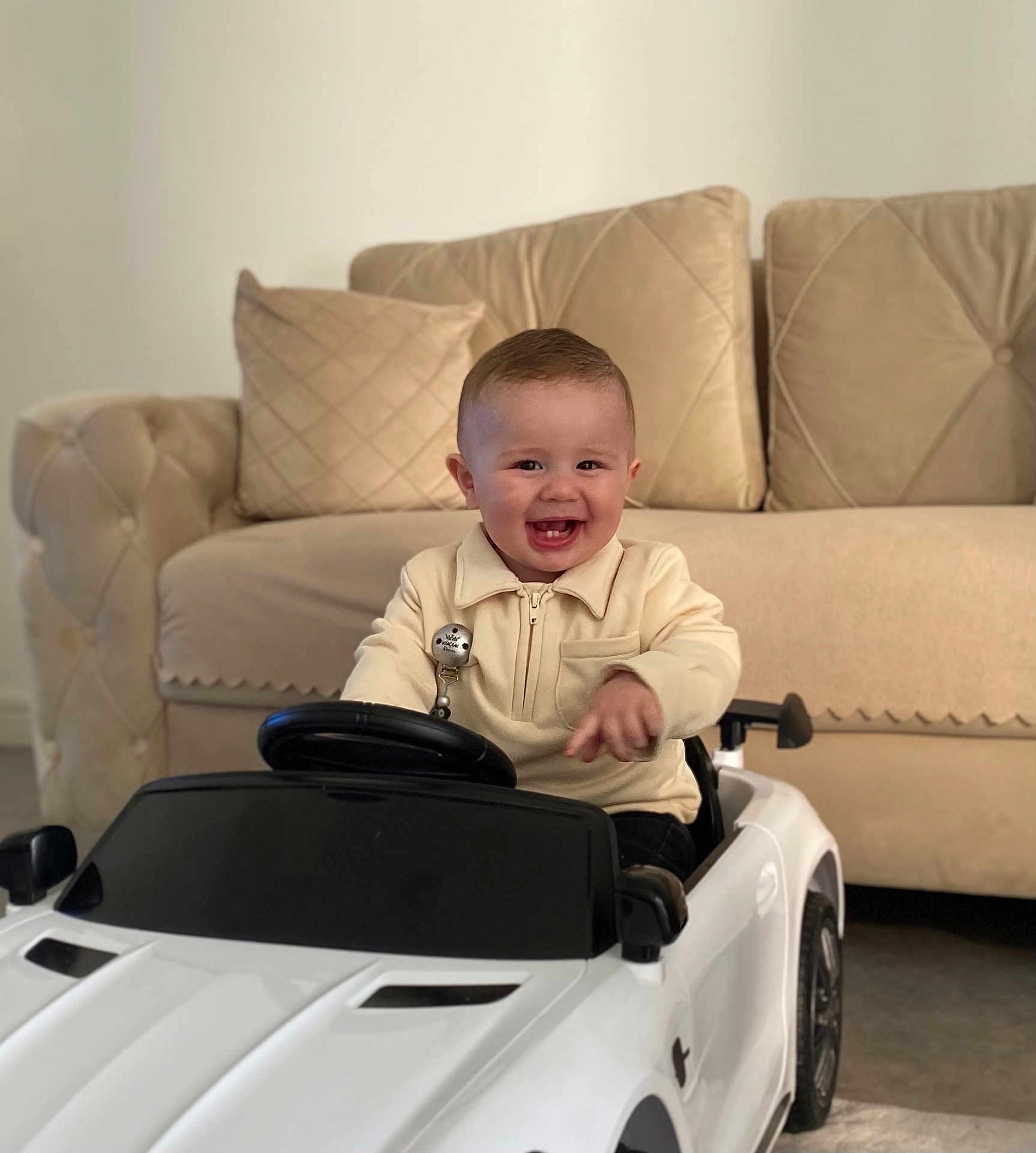 Rüzgar a rejoint le concours — aidez-le/la à gagner de superbes lots ! toddler, child, toy_car, indoor, smiling, happy, couch, living_room, clothing, person, seat, steering_wheel, furniture, cute, baby, young_child, fun, play, vehicle, car