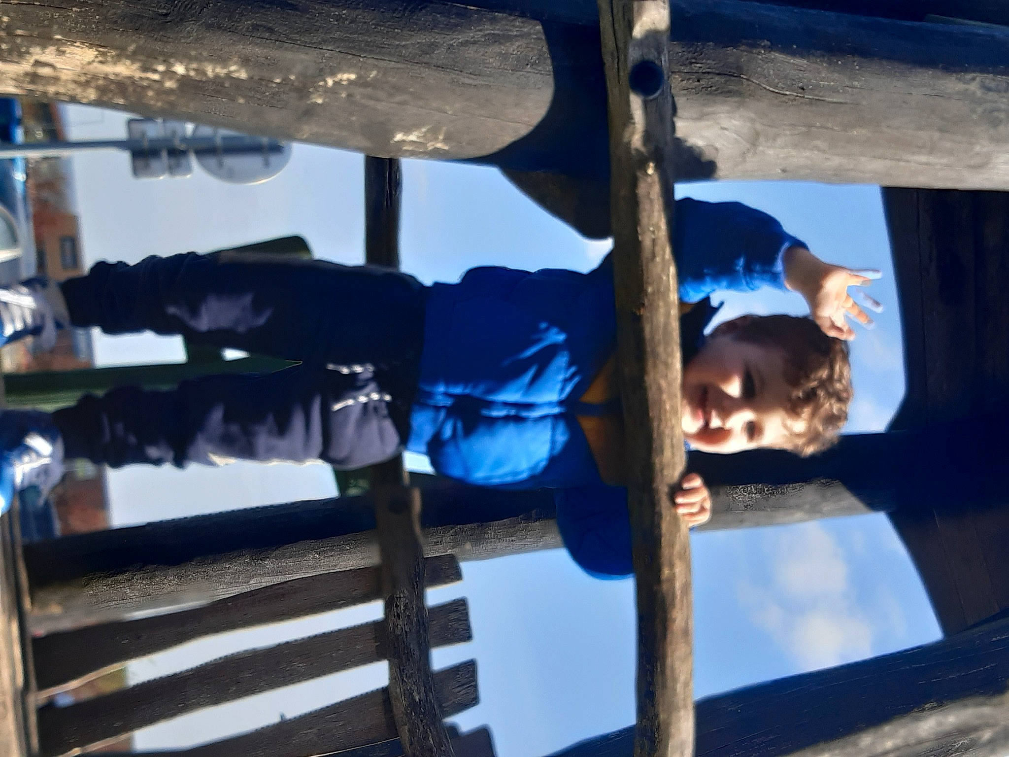 Erwan participe au concours pour gagner de l'argent avec cette photo : elbow, electric_blue, fun, joy, leisure, metal, person, toddler, transport, wood