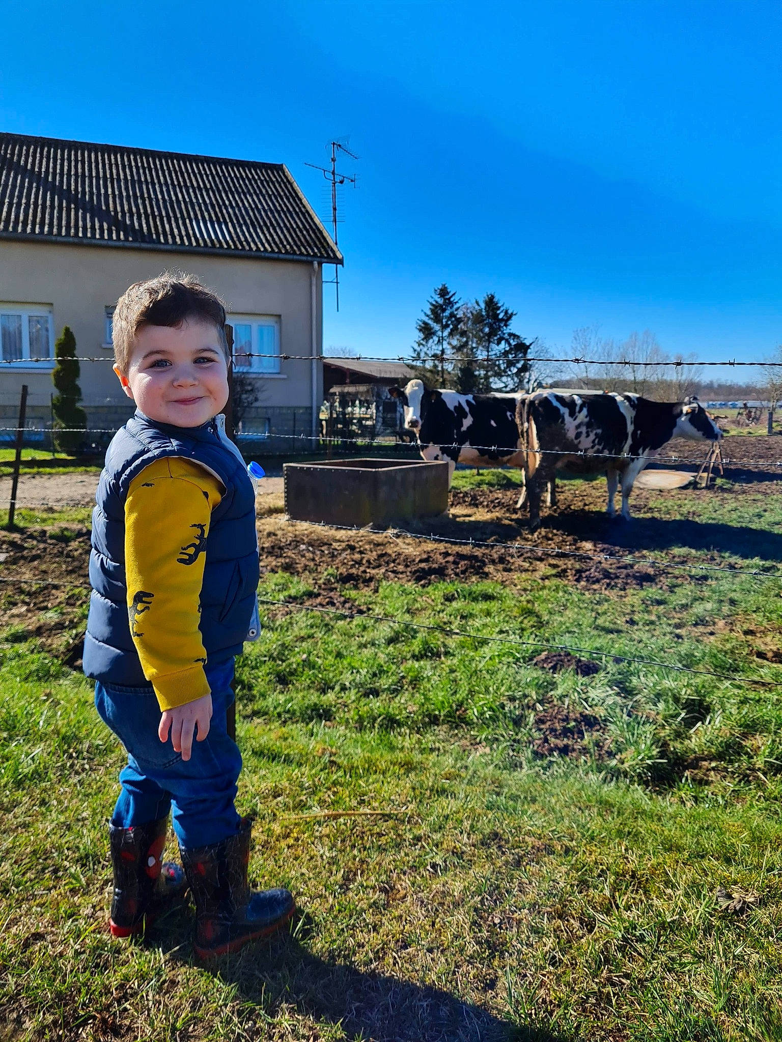 Erwan participe au concours pour gagner de l'argent avec cette photo : agriculture, electric_blue, field, grass, grassland, happy, house, joy, landscape, leisure, meadow, people_in_nature, person, plant, prairie, sky, soil, toddler, travel, tree
