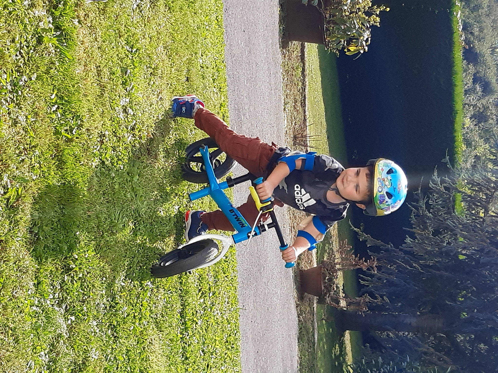 Erwan a rejoint le concours — aidez-le/la à gagner de superbes lots ! bicycle_clothing, bicycle_frame, bicycle_handlebar, bicycle_helmet, bicycles_equipment_and_supplies, competition_event, cycle_sport, electric_blue, grass, headwear, helmet, leisure, people_in_nature, person, racing, recreation, shorts, sports, sports_equipment, sports_uniform