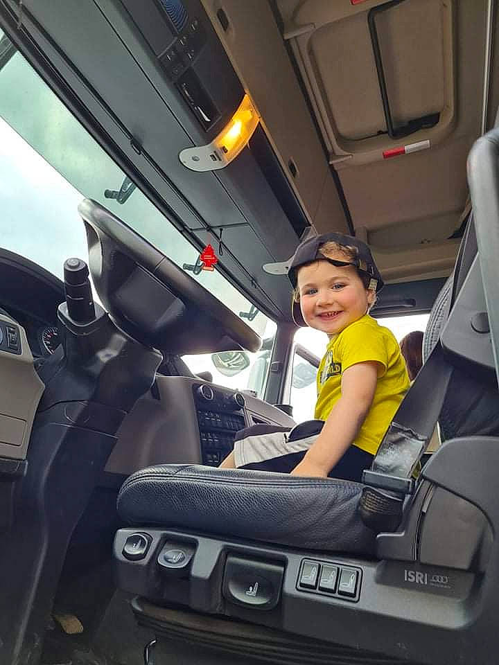 Erwan a rejoint le concours — aidez-le/la à gagner de superbes lots ! air_travel, airline, auto_part, automotive_design, automotive_exterior, car, car_seat, car_seat_cover, family_car, flash_photography, head_restraint, headwear, joy, motor_vehicle, person, personal_luxury_car, shorts, smile, steering_part, steering_wheel
