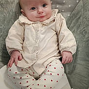 Manahé a rejoint le concours — aidez-le/la à gagner de superbes lots ! baby, infant, child, polka_dot, cushion, baby_chair, smile, cute, clothing, pants, heart_pattern, socks, face, person, indoor, seat, comfort, young_child, apparel, happy