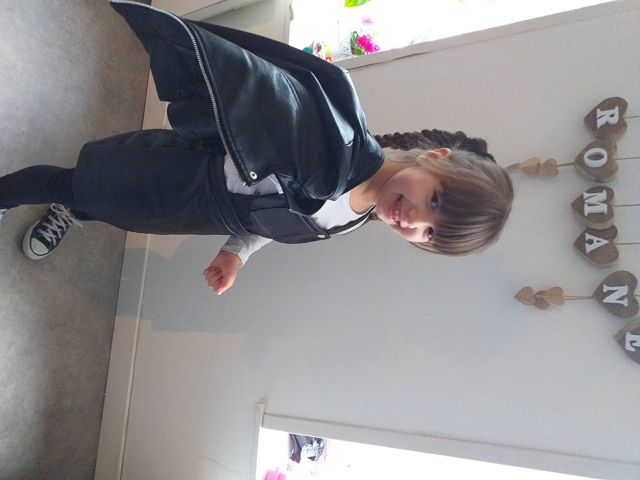 Romane a rejoint le concours — aidez-le/la à gagner de superbes lots ! balance, circle, elbow, fashion_accessory, flower, fun, jewellery, joint, joy, person, plant, room, sleeve, window