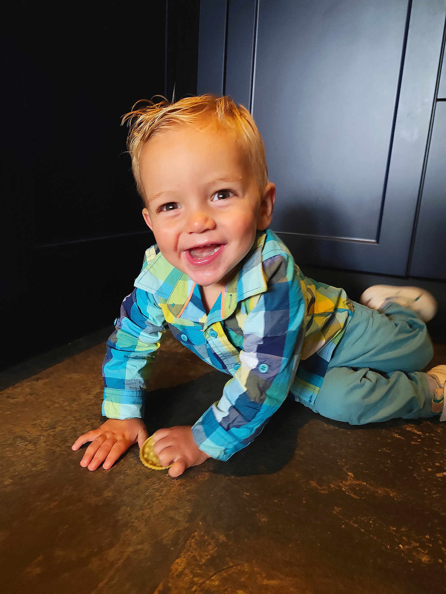 Marin a rejoint le concours — aidez-le/la à gagner de superbes lots ! child, toddler, smiling, crawling, indoor, floor, biscuit, blond_hair, plaid_shirt, pants, shoes, cabinet, happy, person, cute, young_child, casual_clothing, baby, playful, portrait
