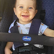 Léandro participe au concours pour gagner de l'argent avec cette photo : baby, child, smiling, stroller, safety_harness, blue_eyes, short_hair, infant_clothing, outdoor, sunlight, cute, happy, seat, straps, chicco_brand, portrait, baby_girl, baby_boy, infant, young_child