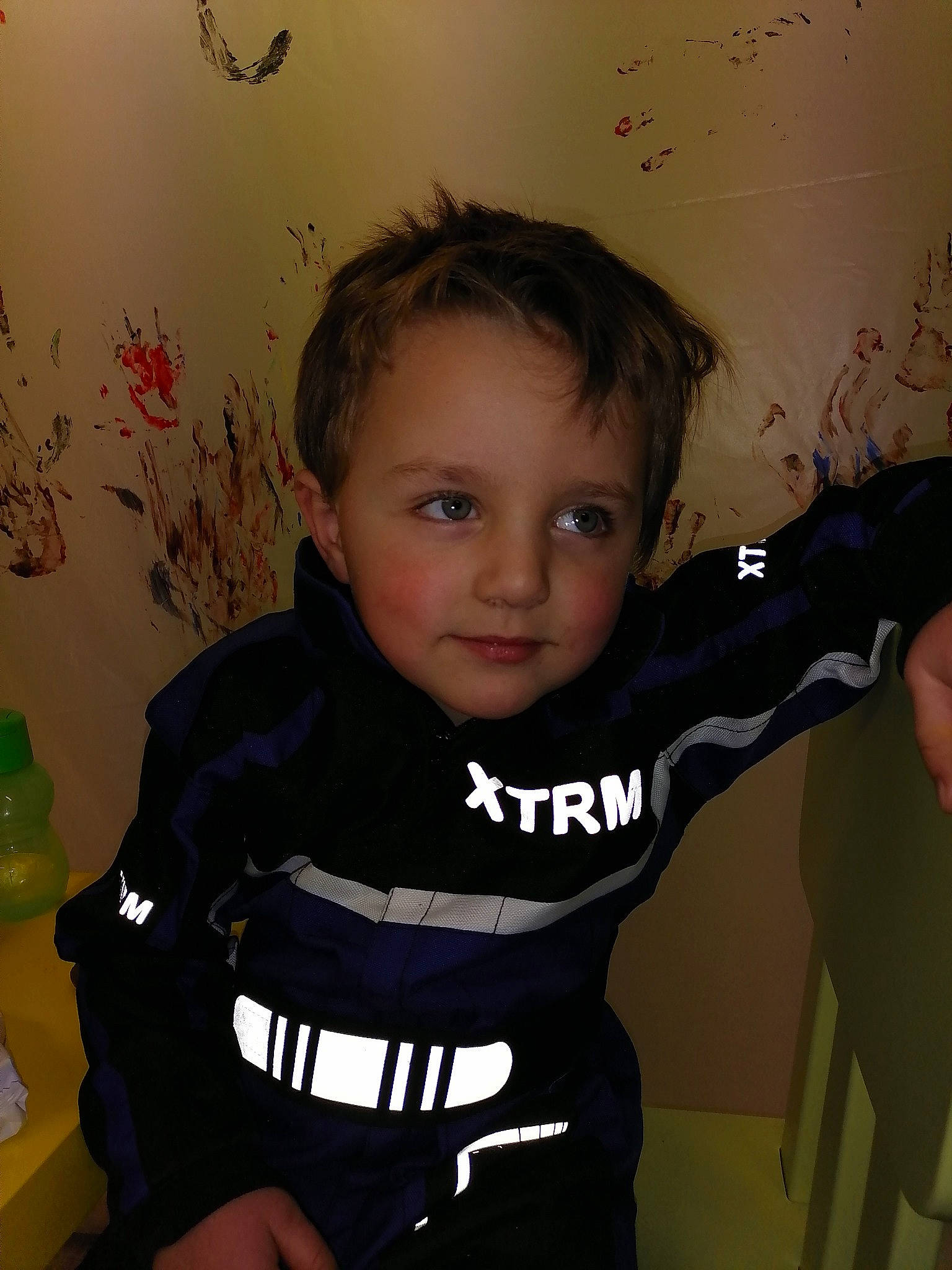 Kenzo participe au concours pour gagner de l'argent avec cette photo : active_shirt, baby, baby_products, baby_toddler_clothing, bottle, child, cool, hand, long_sleeved_t_shirt, overall, person, plastic_bottle, sleeve, toddler, wallpaper