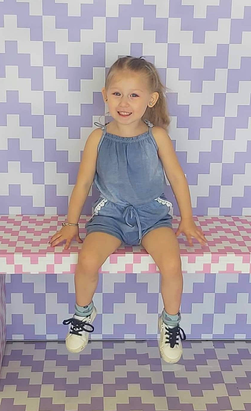 Lilauna a rejoint le concours — aidez-le/la à gagner de superbes lots ! baby_toddler_clothing, beauty, comfort, electric_blue, eye, face, fashion, flooring, fun, happy, head, human_leg, joy, knee, leisure, pattern, person, purple, recreation, shoe