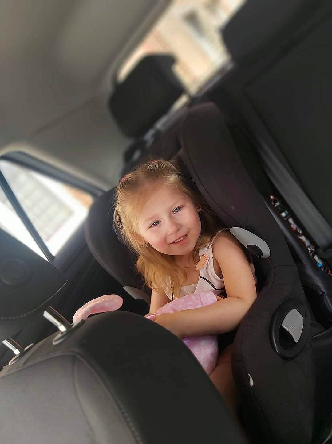 Lilauna a rejoint le concours — aidez-le/la à gagner de superbes lots ! air_travel, airline, auto_part, automotive_design, automotive_exterior, car, car_seat, car_seat_cover, comfort, family_car, flash_photography, head_restraint, joy, mid_size_car, motor_vehicle, person, personal_luxury_car, smile, steering_part, steering_wheel