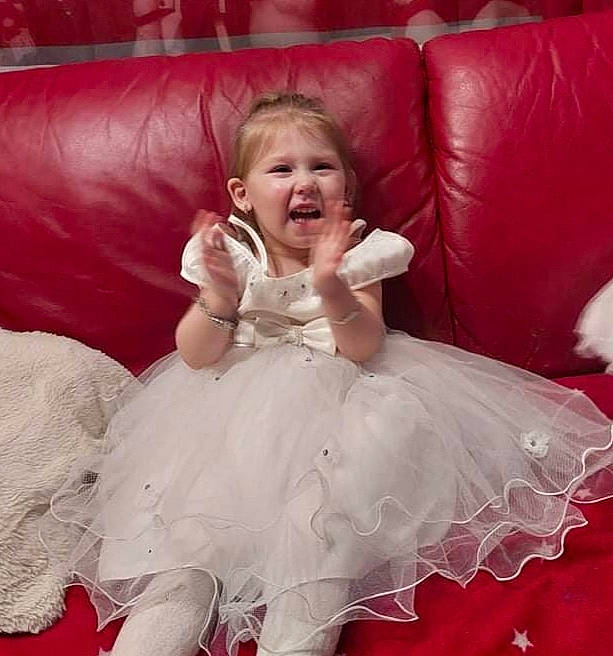 Lilauna participe au concours pour gagner de l'argent avec cette photo : baby_toddler_clothing, comfort, couch, day_dress, dress, embellishment, face, fashion, flash_photography, fun, hair, happy, magenta, organ, person, pink, ruffle, sleeve, smile, textile