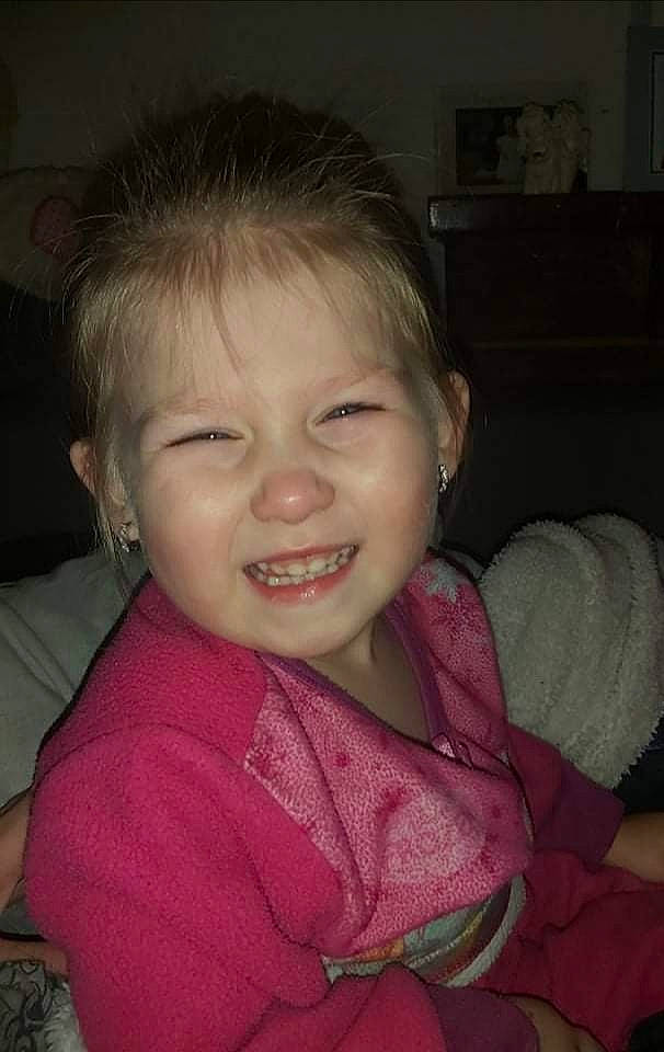 Lilauna a rejoint le concours — aidez-le/la à gagner de superbes lots ! cheek, chin, ear, eye, eyebrow, eyelash, forehead, hair, head, human_body, jaw, lip, mouth, neck, nose, organ, outerwear, person, skin, smile