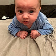 Alessyo a rejoint le concours — aidez-le/la à gagner de superbes lots ! baby, infant, blue_clothing, bed, blanket, curious, face, hands, lying_down, indoors, person, portrait, skin, young_child, head_up, wide_eyes, soft_lighting, cute, expression, toddler