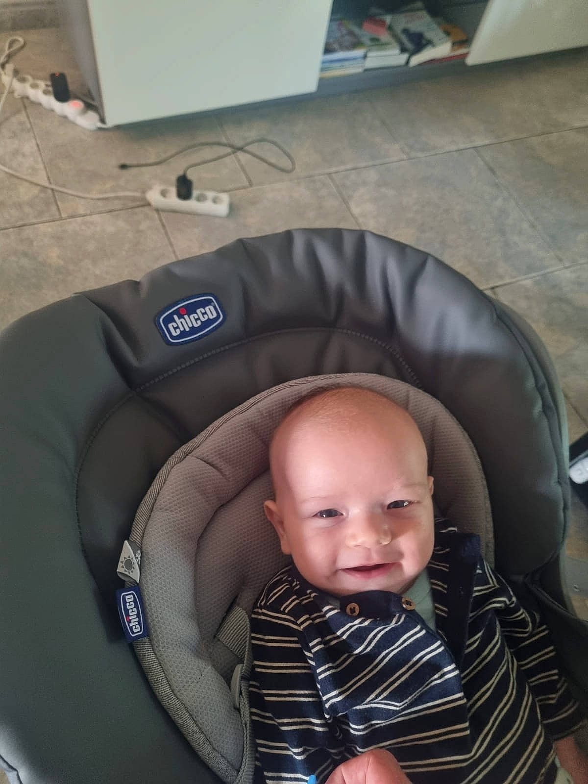 Leo participe au concours pour gagner de l'argent avec cette photo : audio_equipment, auto_part, automotive_design, automotive_tire, automotive_wheel_system, baby, baby_carriage, baby_products, baby_toddler_clothing, car_seat, chair, child, circle, comfort, fun, person, sitting, smile, synthetic_rubber, toddler