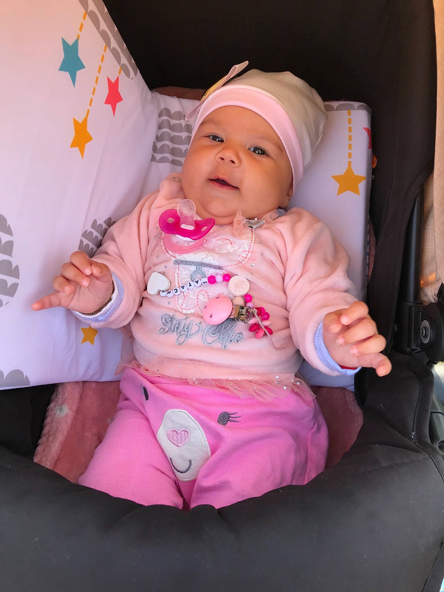 Natacha Maria a rejoint le concours — aidez-le/la à gagner de superbes lots ! baby, baby_in_car_seat, baby_products, child, headwear, person, pink, product, skin, toddler