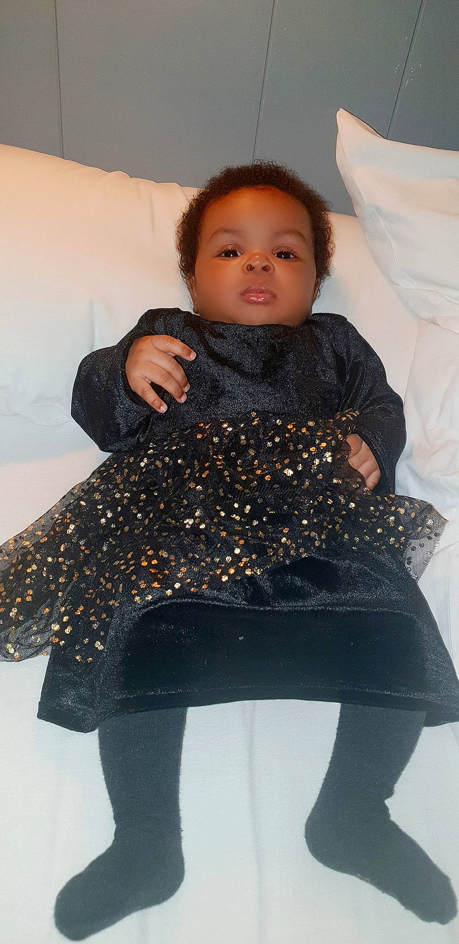 Aissatou participe au concours pour gagner de l'argent avec cette photo : baby, baby_toddler_clothing, child_model, day_dress, embellishment, human, linens, one_piece_garment, pattern, person, plastic_bag, shoulder, sitting, sleeve, textile, toddler