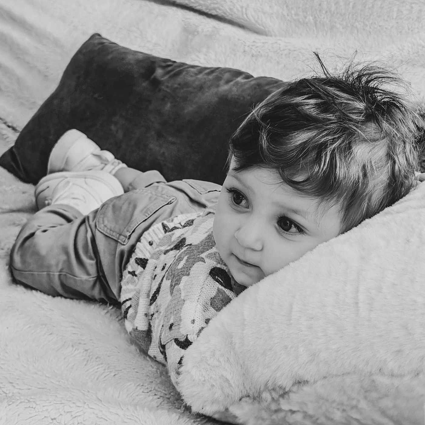 Lounah a rejoint le concours — aidez-le/la à gagner de superbes lots ! bed, blanket, boy, child, couch, cushion, face, furniture, happy, head, hiding, homedecor, male, person, photography, pillow, portrait, quilt, sleeping, smile