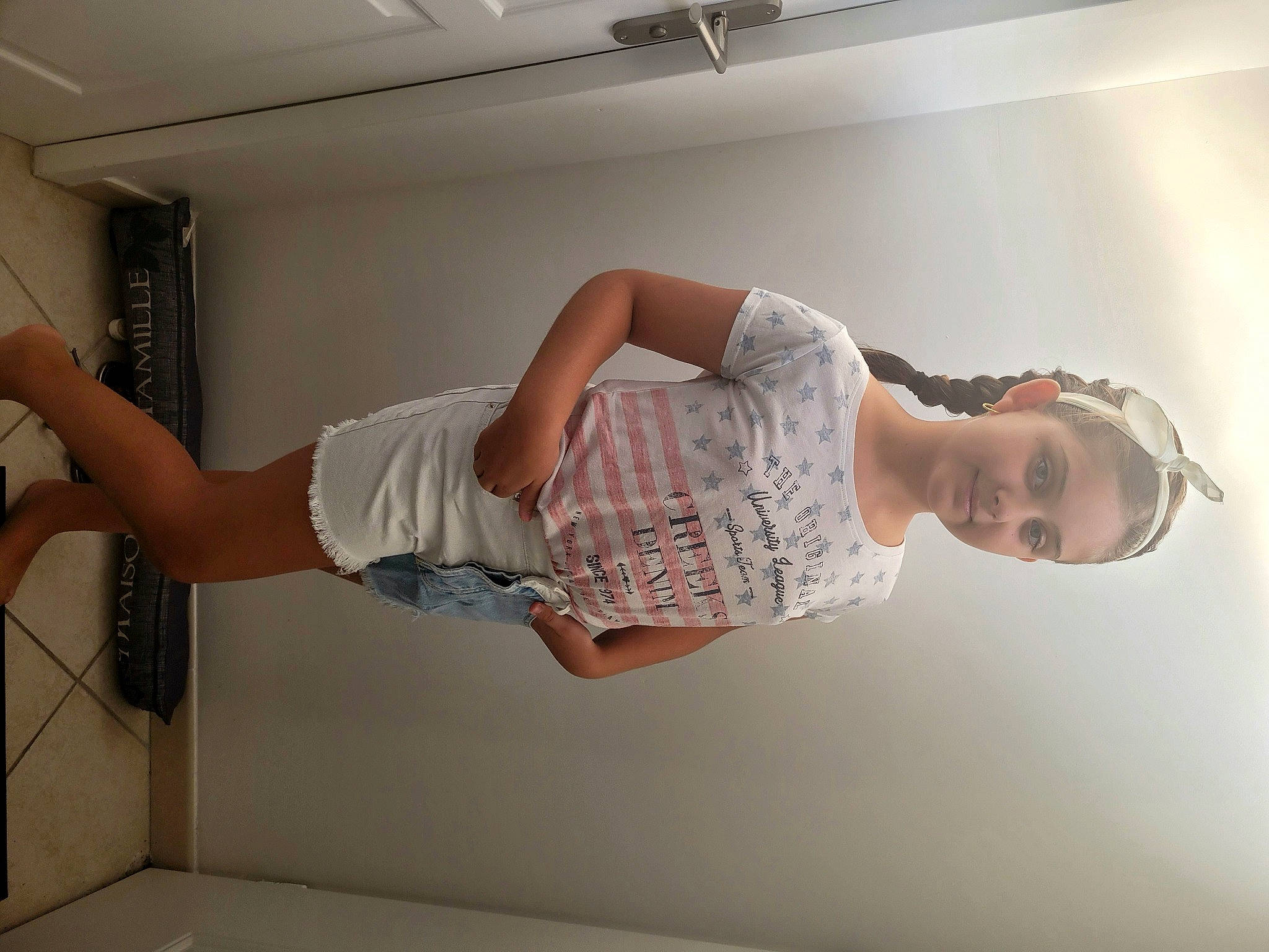 Mélissa a rejoint le concours — aidez-le/la à gagner de superbes lots ! abdomen, balance, ceiling, comfort, elbow, fashion_design, flash_photography, fun, hip, human_leg, joint, joy, knee, person, shoulder, smile, standing, stomach, thigh, trunk