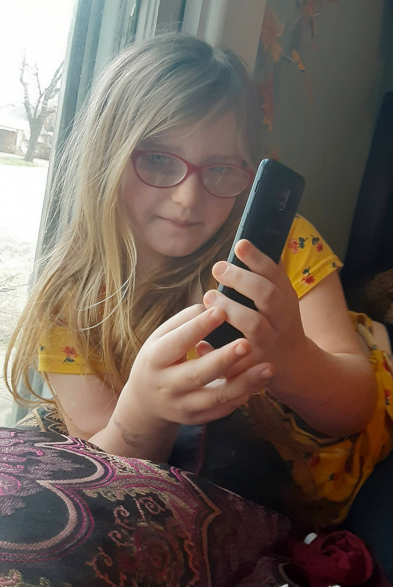 Paiten is registered to the contest to win money with this photo: arm, black_hair, communication_device, electronic_device, eyelash, eyewear, finger, gesture, glasses, hand, human_leg, lip, long_hair, mobile_phone, nail, person, portable_communications_device, skin, telephony, thigh