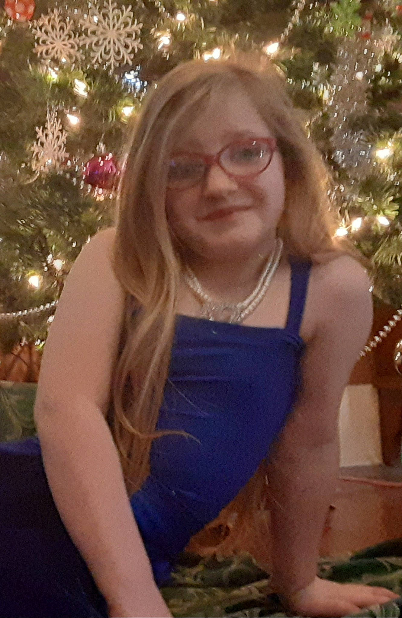 Paiten is registered to the contest to win money with this photo: blond, christmas_ornament, christmas_tree, dress, event, facial_expression, fawn, fun, glasses, grass, happy, human_leg, joy, light, long_hair, ornament, people_in_nature, person, smile, sunlight