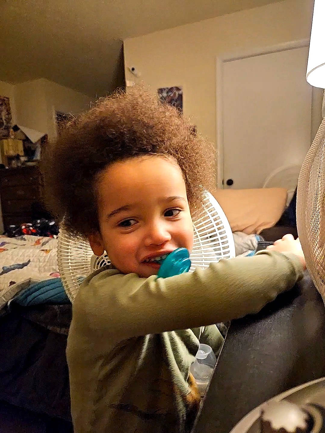 Julien is registered to the contest to win money with this photo: beauty_salon, chair, child, comfort, eyelash, fashion_design, flooring, fun, fur, hair, hair_coloring, hairstyle, happy, living_room, luxury_vehicle, person, room, shoulder, sitting, smile