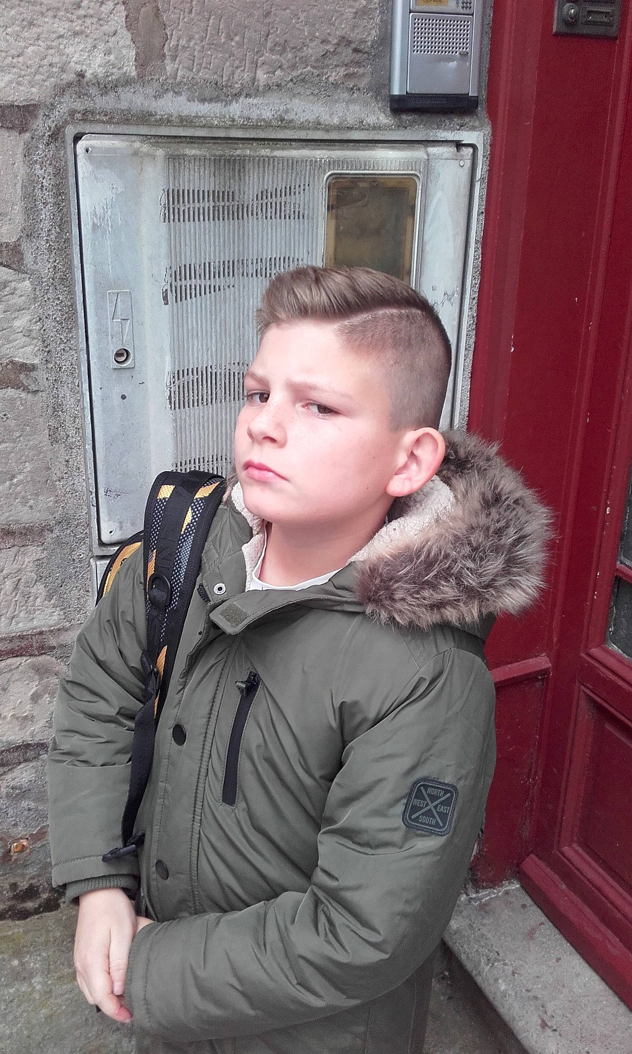 Logan participe au concours pour gagner de l'argent avec cette photo : buzz_cut, caesar_cut, chin, crew_cut, door, eyewear, fun, fur, jacket, leather, mohawk_hairstyle, person, portrait_photography, sleeve, standing, street, street_fashion, top