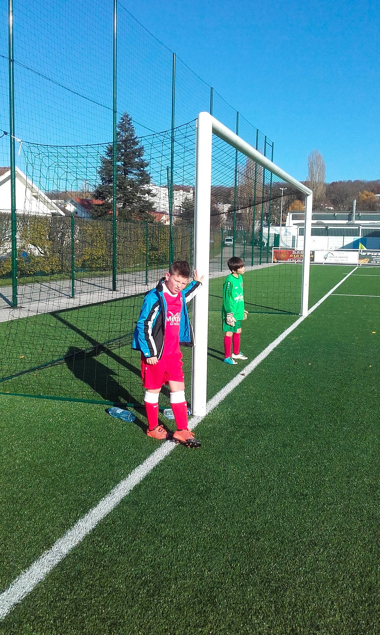 Logan participe au concours pour gagner de l'argent avec cette photo : ball, ball_game, competition_event, fence, football, football_player, grass, jersey, lawn, leisure, person, plant, player, sky, soccer, soccer_ball, soccer_player, sports_equipment, sportswear, team_sport