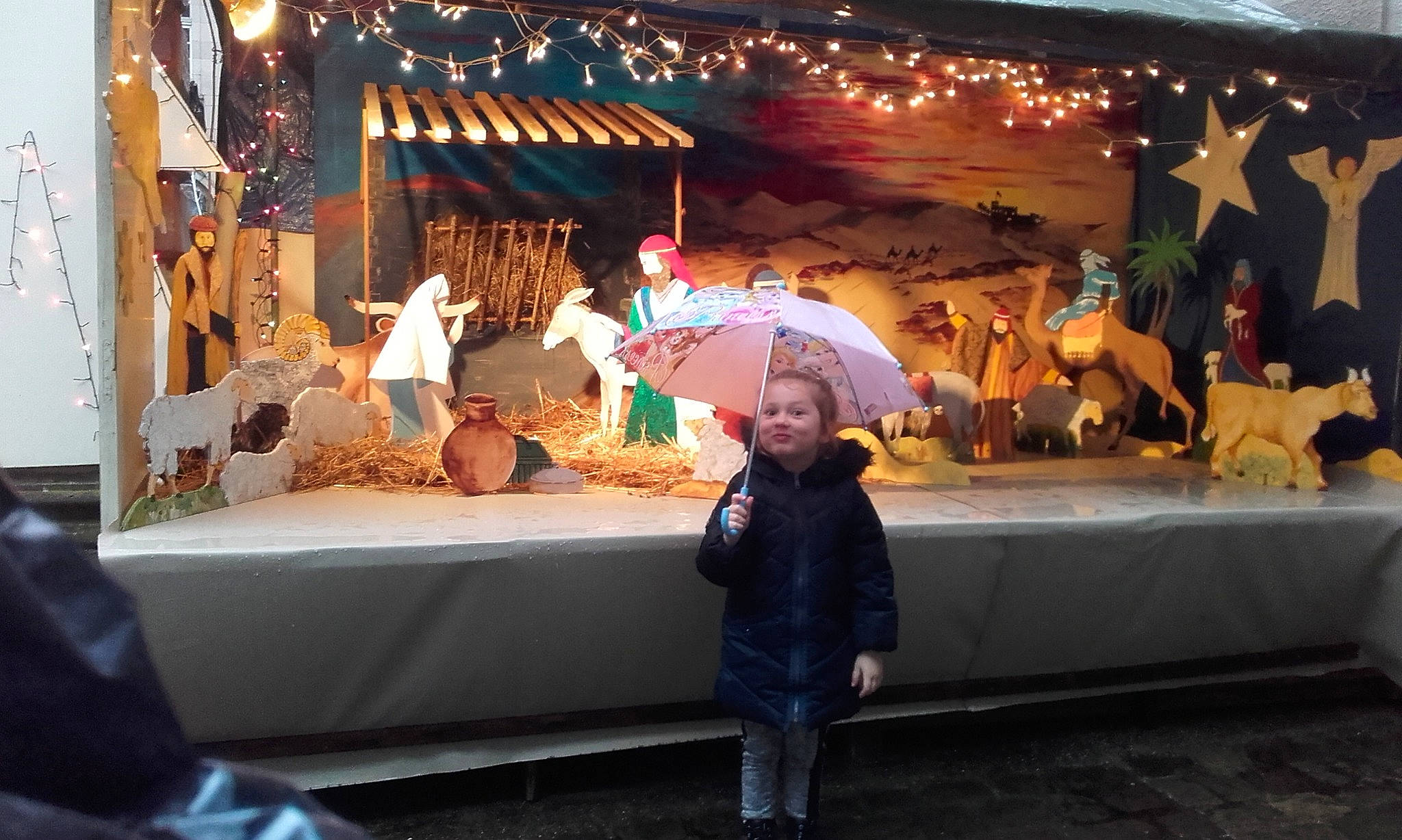 Djéna participe au concours pour gagner de l'argent avec cette photo : art, entertainment, event, fun, interior_design, leisure, night, performance_art, person, public_space, recreation, t_shirt, temple, toddler, tourism, tourist_attraction, town, tradition, vacation, visual_arts