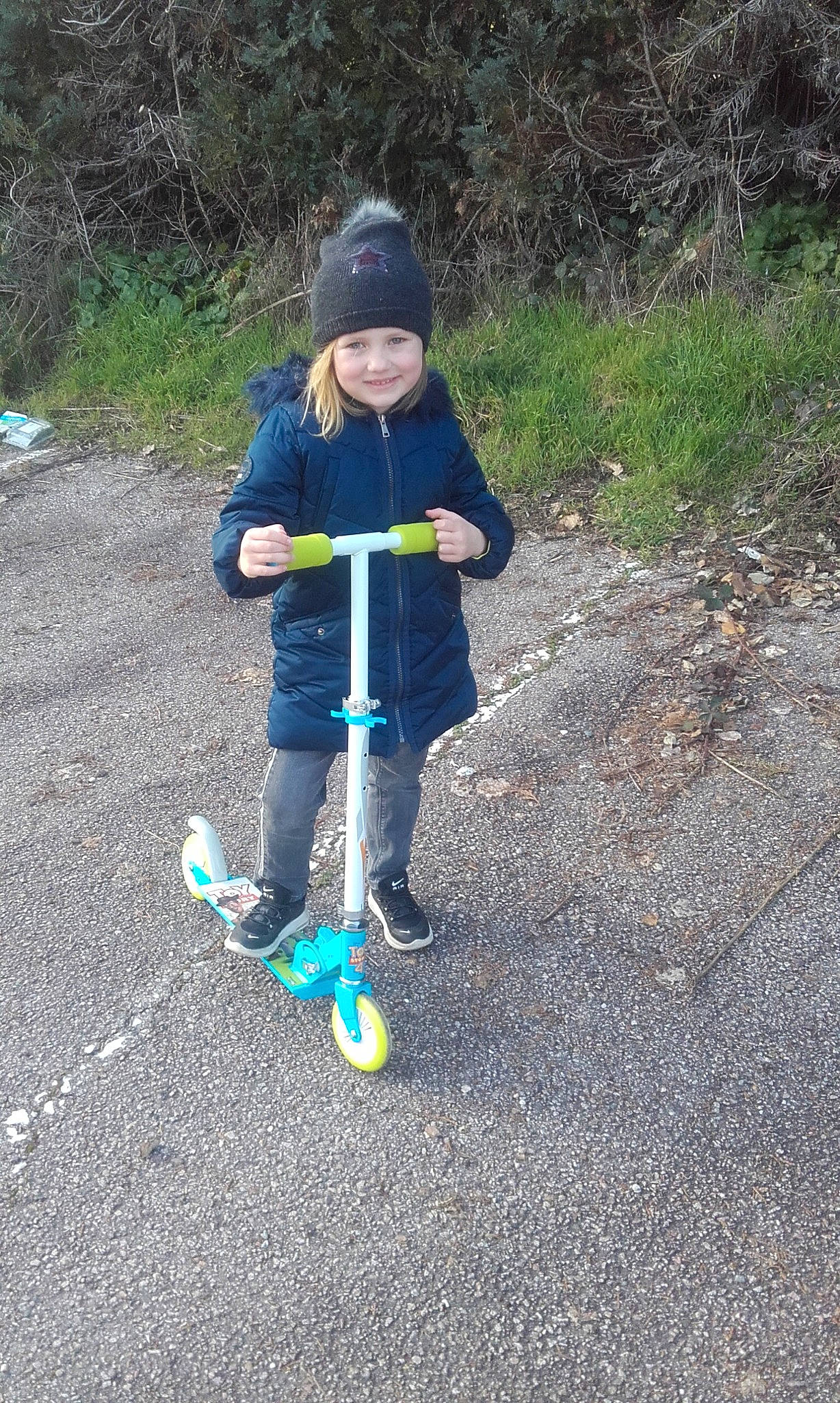 Djéna a rejoint le concours — aidez-le/la à gagner de superbes lots ! asphalt, automotive_tire, bicycle_accessory, cycling, electric_blue, fun, grass, headwear, joy, kick_scooter, people_in_nature, person, plant, play, recreation, road, road_surface, rolling, soil, tire