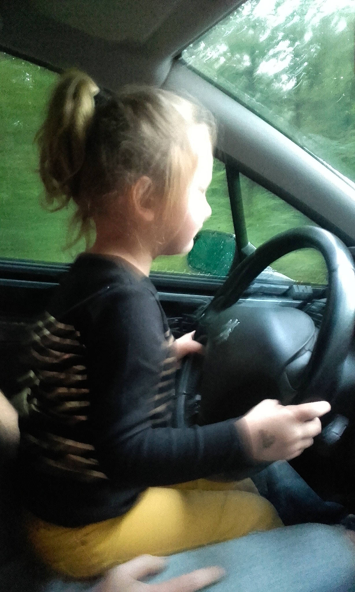 Djéna a rejoint le concours — aidez-le/la à gagner de superbes lots ! auto_part, automotive_design, automotive_exterior, automotive_mirror, car, car_seat, car_seat_cover, glass, mammal, mode_of_transport, motor_vehicle, person, rear_view_mirror, steering_part, steering_wheel, tints_and_shades, toddler, vehicle, vehicle_door, vertebrate